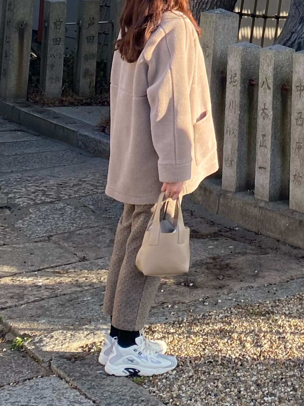 「flower、リーボック(Reebok)」｜「flowerのチャーミングドットパンツ（その他パンツ、ブラウン系）」を使った、ynさん（レディース・160cm）の冬コーディネートの1枚目の写真