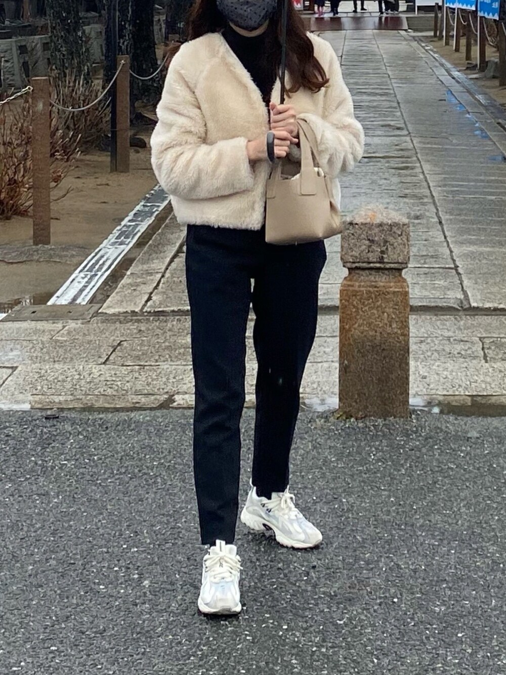 「flower、ZARA、ハイウエストパンツ、reebok、リーボック(Reebok)、casselini、キャセリーニ、マスク」｜「CasseliniのCasselini StaySafe Mask / マスク（マスク、ブラック系）」を使った、ynさん（レディース・160cm）の冬コーディネートの1枚目の写真