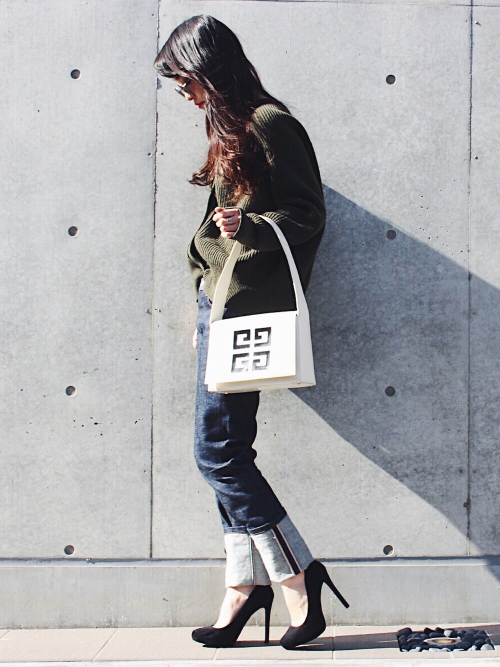 「GIVENCHY、vintage、Mila Owen、A.P.C.、denim、ニット、きれいめカジュアル、オトナカジュアル、シャネル、vintageqoo」｜「GIVENCHYのアイテム（ハンドバッグ、ホワイト系）」を使った、ayako_tanakaさん（レディース・165cm）の冬コーディネートの1枚目の写真