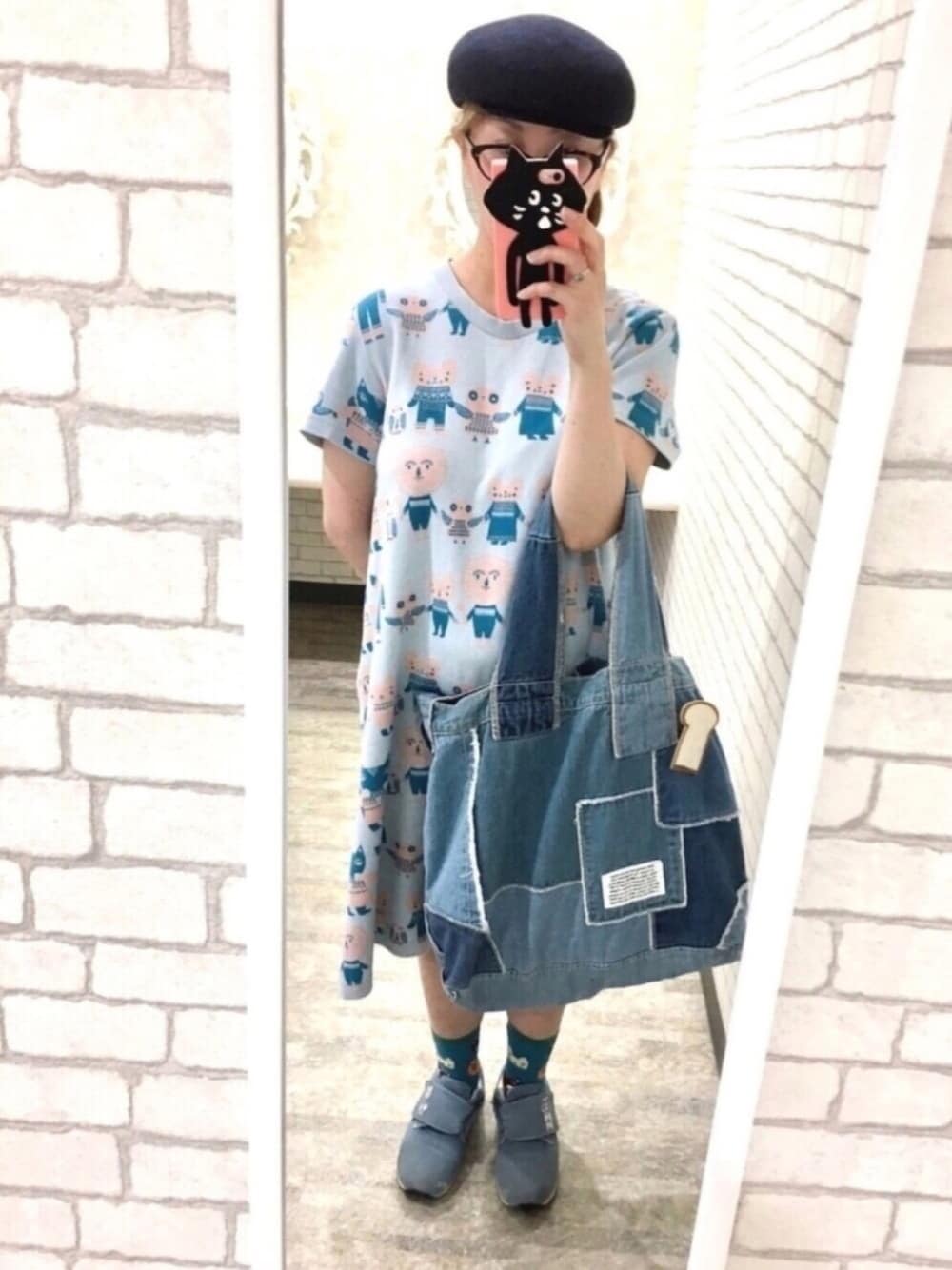 ブルー系のワンピース、ブルー系のショルダーバッグ、ブルー系のスニーカーを着用したレディースの春コーディネートの1枚目の写真