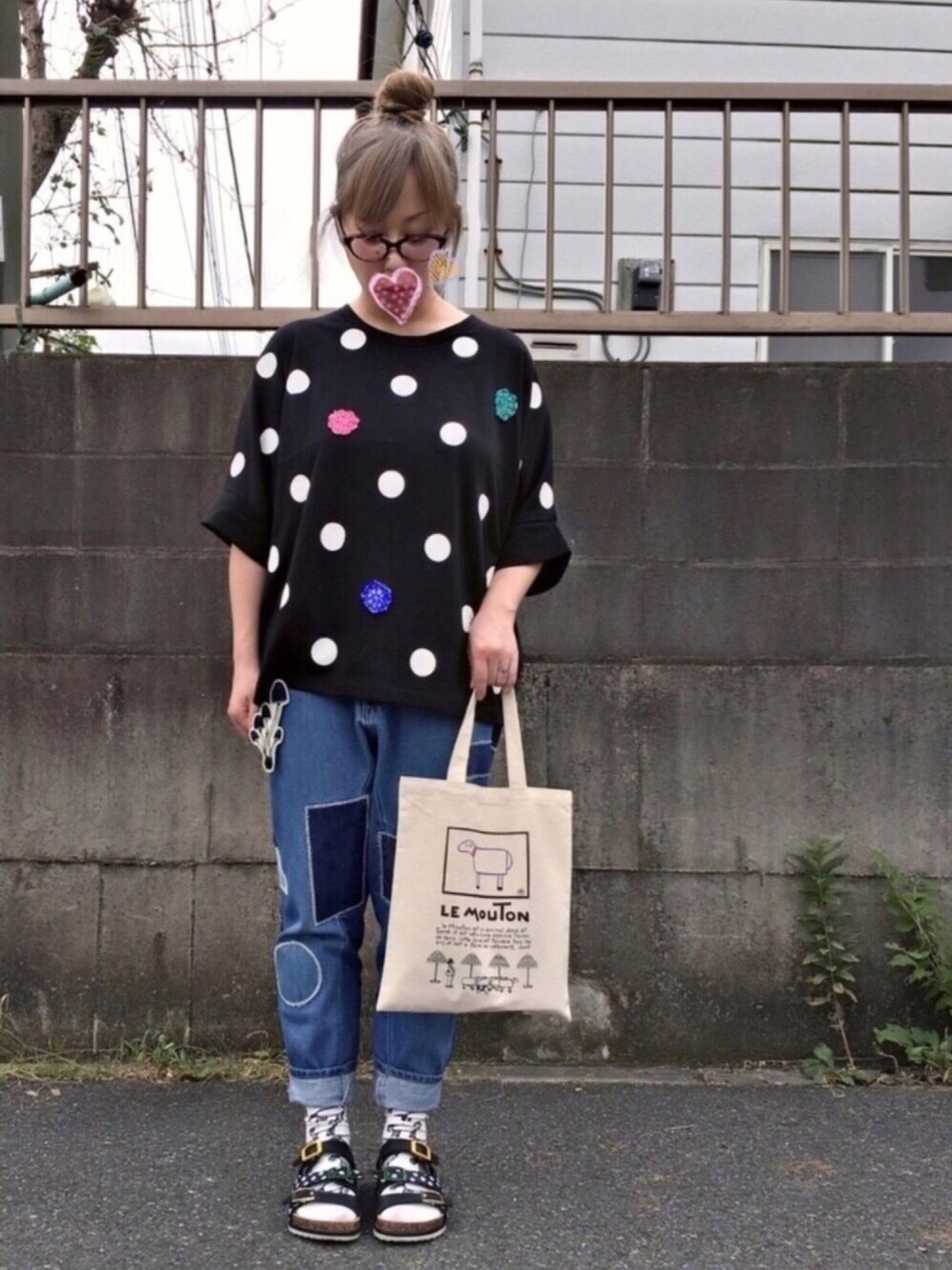 ブラック系のTシャツ/カットソー、ブルー系のデニムパンツ、ホワイト系のトートバッグを着用したレディースの秋コーディネートの1枚目の写真