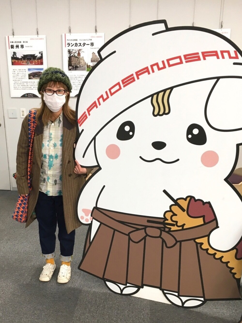 ベージュ系のその他アウター、ピンク系のシャツ/ブラウス、オレンジ系のショルダーバッグを着用したレディースの冬コーディネートの1枚目の写真