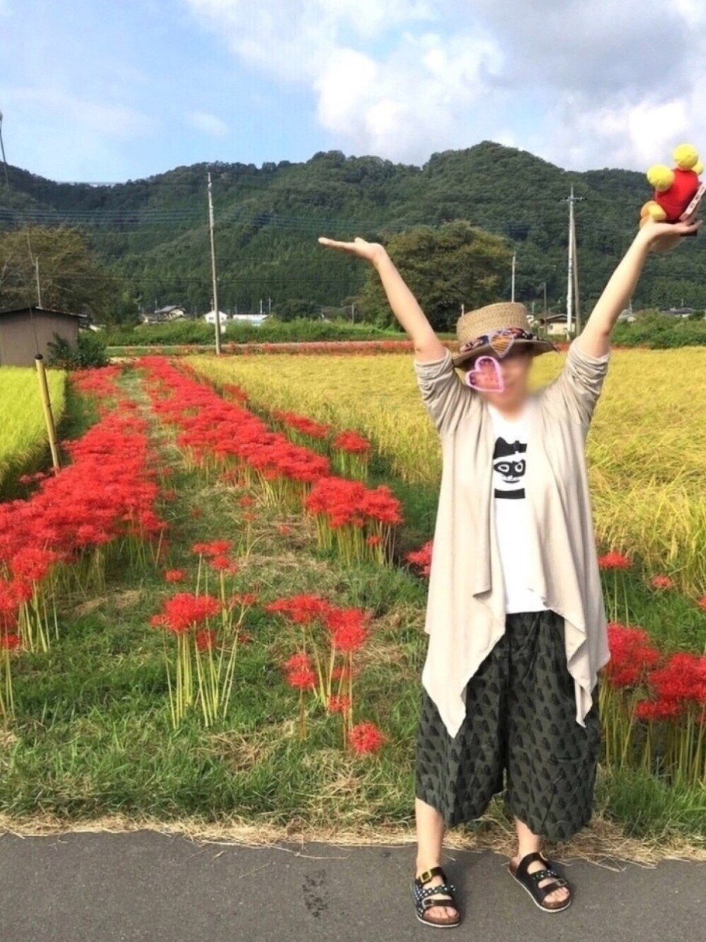 ベージュ系のカーディガン/ボレロ、ホワイト系のTシャツ/カットソー、グリーン系のその他パンツを着用したレディースの秋コーディネートの1枚目の写真