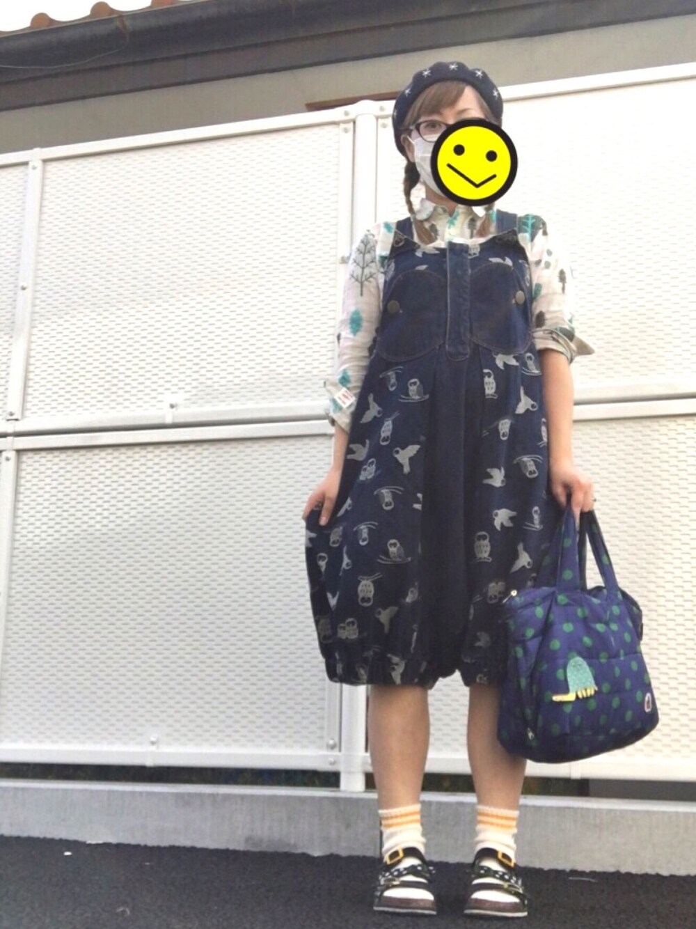 ピンク系のシャツ/ブラウス、ベージュ系のデニムパンツ、ブルー系のトートバッグを着用したレディースの秋コーディネートの1枚目の写真