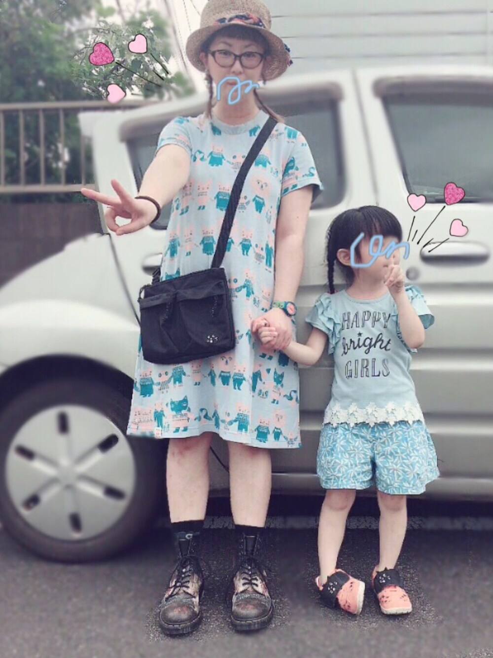 ブルー系のワンピース、ブラック系のショルダーバッグ、ブルー系のTシャツ/カットソーを着用したレディースの秋コーディネートの1枚目の写真