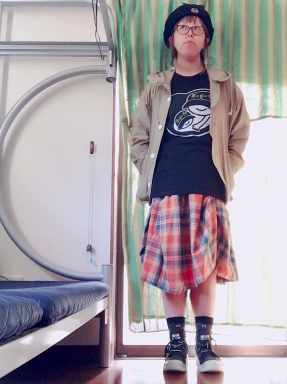 ベージュ系のマウンテンパーカー、ブラック系のTシャツ/カットソー、オレンジ系のスカートを着用したレディースの秋コーディネートの1枚目の写真