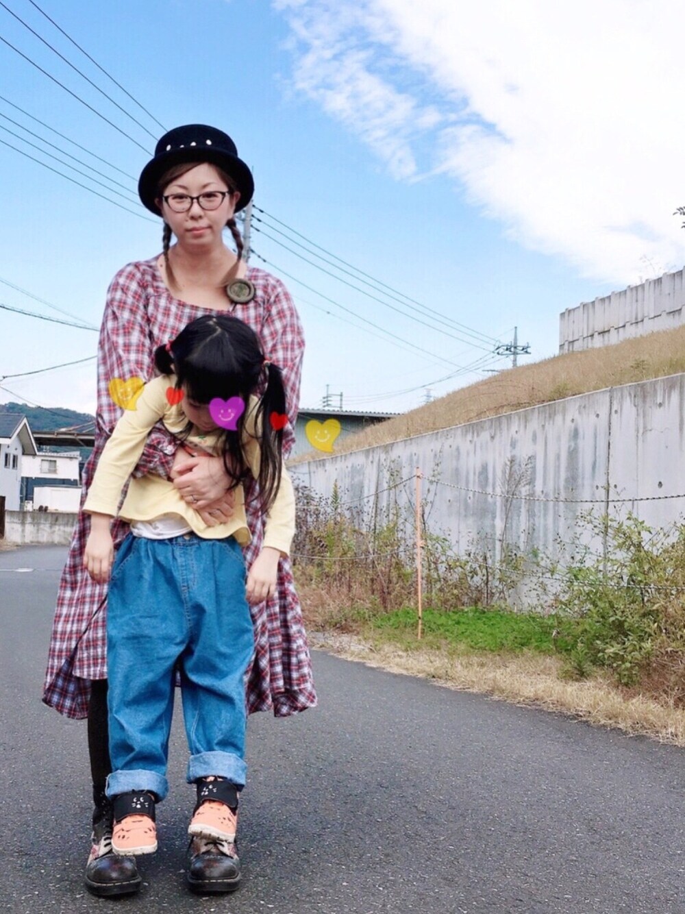 レッド系のワンピース/ドレス、イエロー系のTシャツ/カットソー、ブルー系のデニムパンツを着用したレディースの秋コーディネートの1枚目の写真