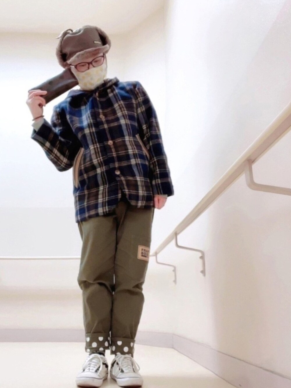 オレンジ系のその他アウター、グレー系のスウェット、グリーン系のチノパンツを着用したレディースの冬コーディネートの1枚目の写真