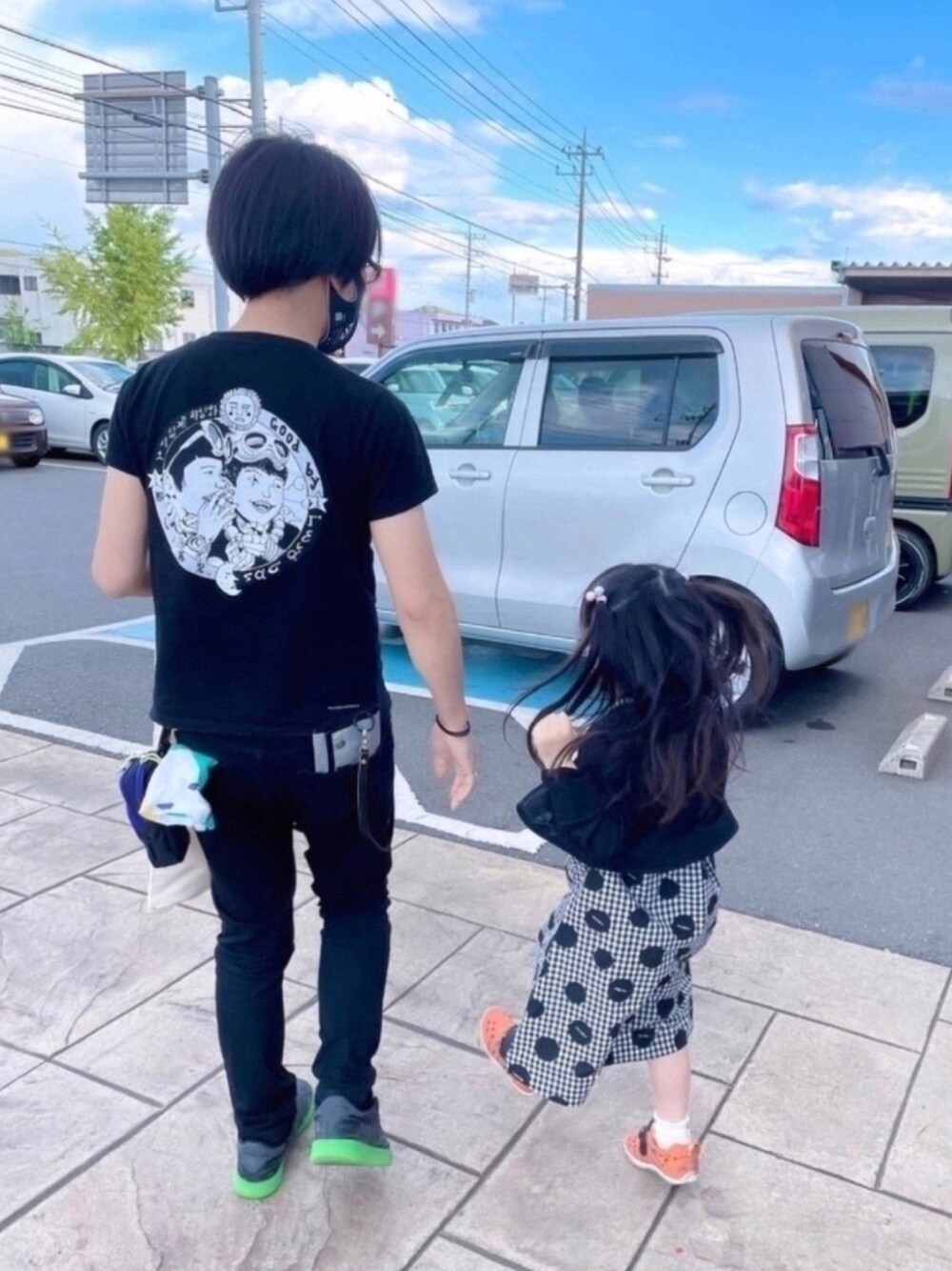ブラック系のTシャツ/カットソー、パープル系のボディバッグ/ウエストポーチ、ブラック系のスニーカーを着用したレディースの春コーディネートの1枚目の写真