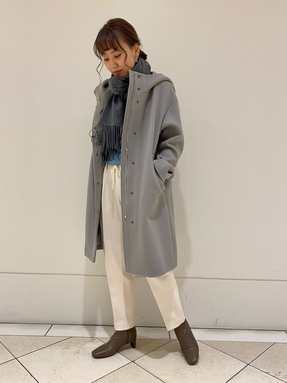 「きれいめカジュアル、大人カジュアル、フードコート、パンツスタイル、テーパードパンツ、グレー、URBAN RESEARCH、PHILIPPE AUDIBERT、あったかコーデ」｜「URBAN RESEARCHのリバーメルトンフーデットコート（その他アウター、グレー系）」を使った、asakaさん（レディース・164cm）の冬コーディネートの1枚目の写真