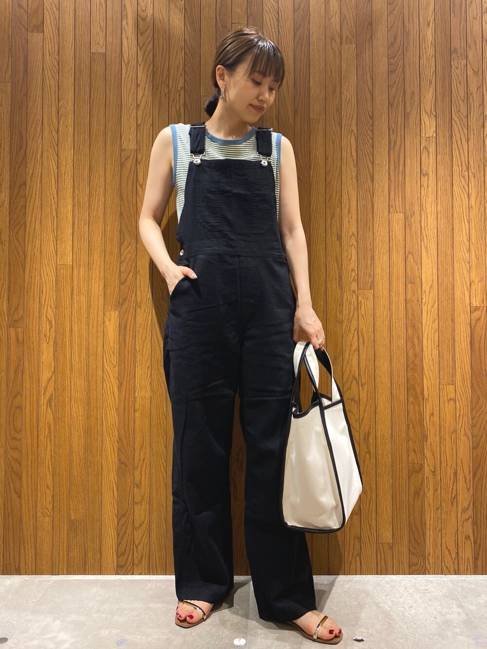「大人カジュアル、夏コーデ、サロペット、オーバーオール、リネン、カジュアル、ボーダー、サンダル、トートバッグ、URBAN RESEARCH」｜「URBAN RESEARCHのアイテム（トップス、その他）」を使った、asakaさん（レディース・164cm）の春コーディネートの1枚目の写真