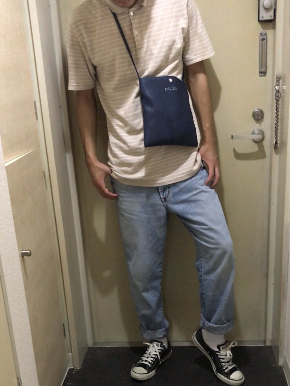 「シンプルコーデ、ショルダーバッグ、ポロシャツ、デニム、スニーカー、コンバース、レザー、大学生、united arrows、いいね、save、フォローお願いします🤑」｜「UNITED ARROWS BLUE LABELのアイテム（ポロシャツ、ベージュ系）」を使った、ゆうさん（メンズ・176cm）の夏コーディネートの1枚目の写真
