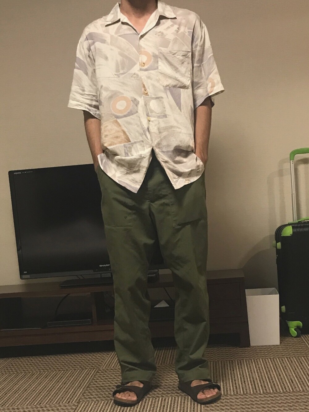 「夏、サンダル、柄シャツ、ootd、古着、ワイドパンツ、大学生、vintage、UNIQLO、ユニクロ」｜「UNIQLOのアイテム（シャツ/ブラウス、ホワイト系）」を使った、ゆうさん（メンズ・176cm）の夏コーディネートの1枚目の写真