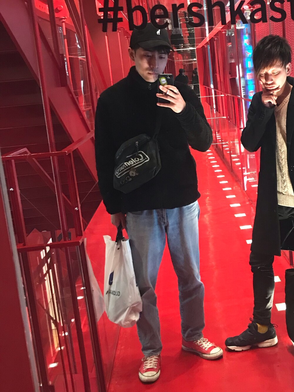 「ブラック、ootd、RAGEBLUE、UNIQLO、converse、デニムパンツ、大学生、キャップ、ボア、黒」｜「RAGEBLUEのアイテム（キャップ、ブラック系）」を使った、ゆうさん（メンズ・176cm）の冬コーディネートの1枚目の写真