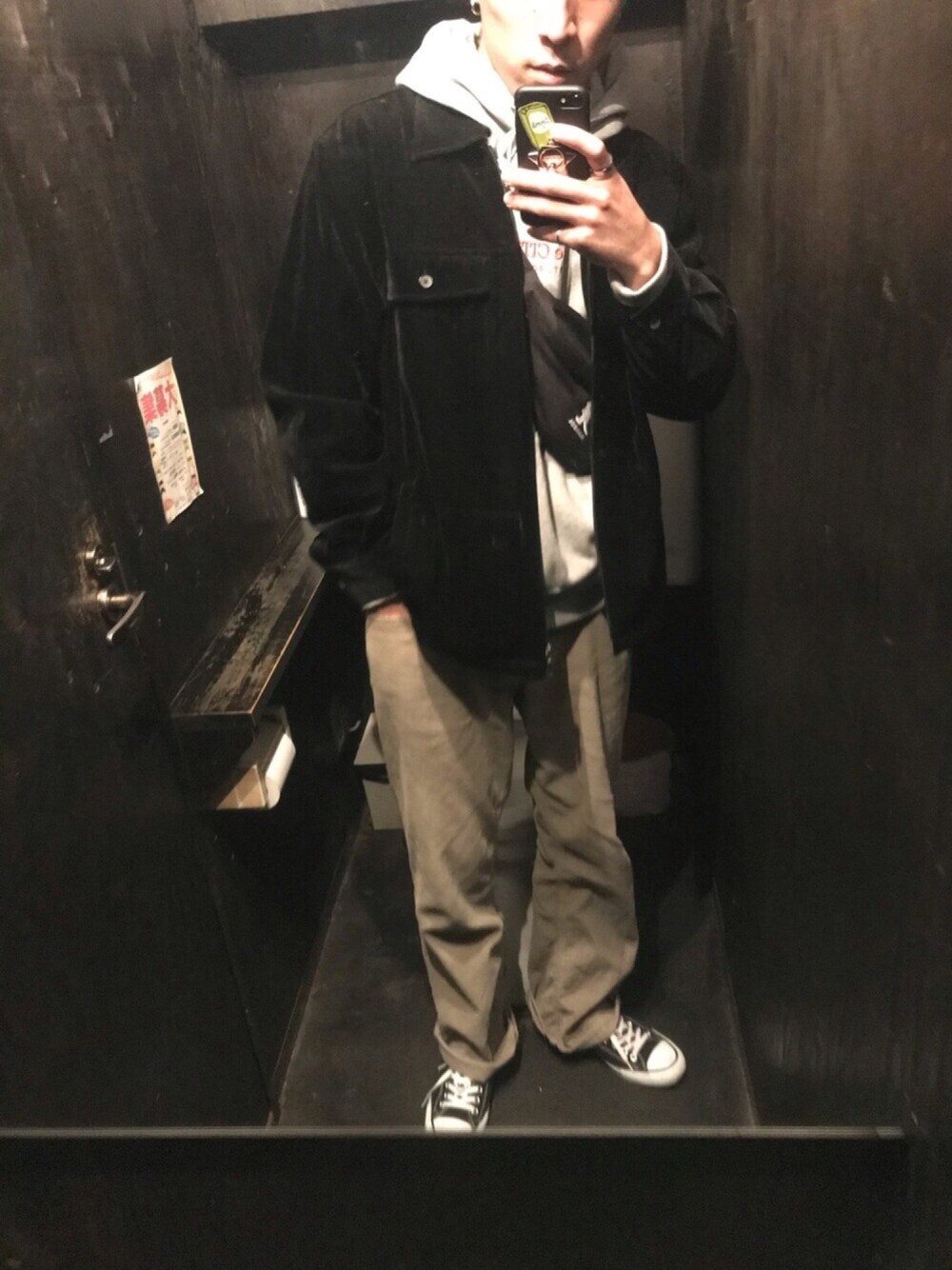 「シンプルコーデ、春、大学生、古着、ストリートMIX、パーカー、コーデュロイパンツ、プチプラ、スニーカー、ootd」｜「bellbunishのアイテム（ジャケット/アウター、ブラック系）」を使った、ゆうさん（メンズ・176cm）の冬コーディネートの1枚目の写真
