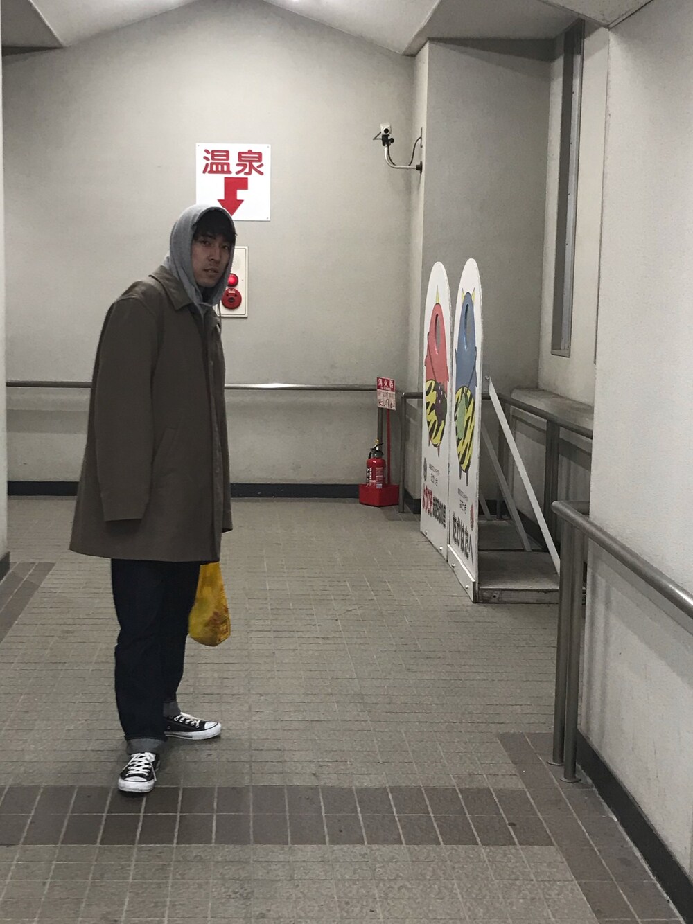 「古着、ootd、デニム、スニーカー、パーカー、ステンカラーコート、カジュアル、韓国ファッション、converse、オーバーサイズ」｜「太陽館のアイテム（その他、その他）」を使った、ゆうさん（メンズ・176cm）の冬コーディネートの1枚目の写真