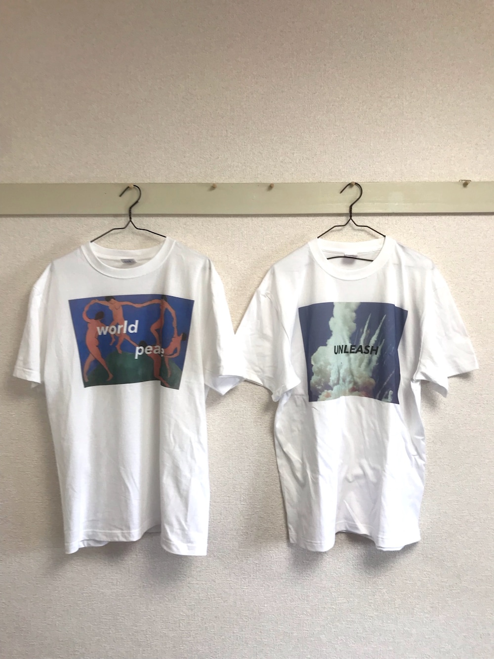 「夏コーデ、SUZURI、お洒落さんとつながりたい、シンプルコーデ、Tシャツ×デニム、自作Tシャツ、デザインTシャツ、Levi's、Tシャツ、白Tシャツ」｜「no brandの自作Tシャツです（Tシャツ/カットソー、ホワイト系）」を使った、ゆうさん（メンズ・176cm）の夏コーディネートの1枚目の写真
