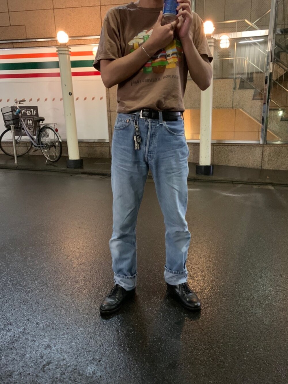 「シンプルスタイル、シンプル、Tシャツ、夏、デニムコーデ、古着、下北沢」｜「Levi'sのアイテム（デニムパンツ、ブルー系）」を使った、ゆうさん（メンズ・176cm）の夏コーディネートの1枚目の写真