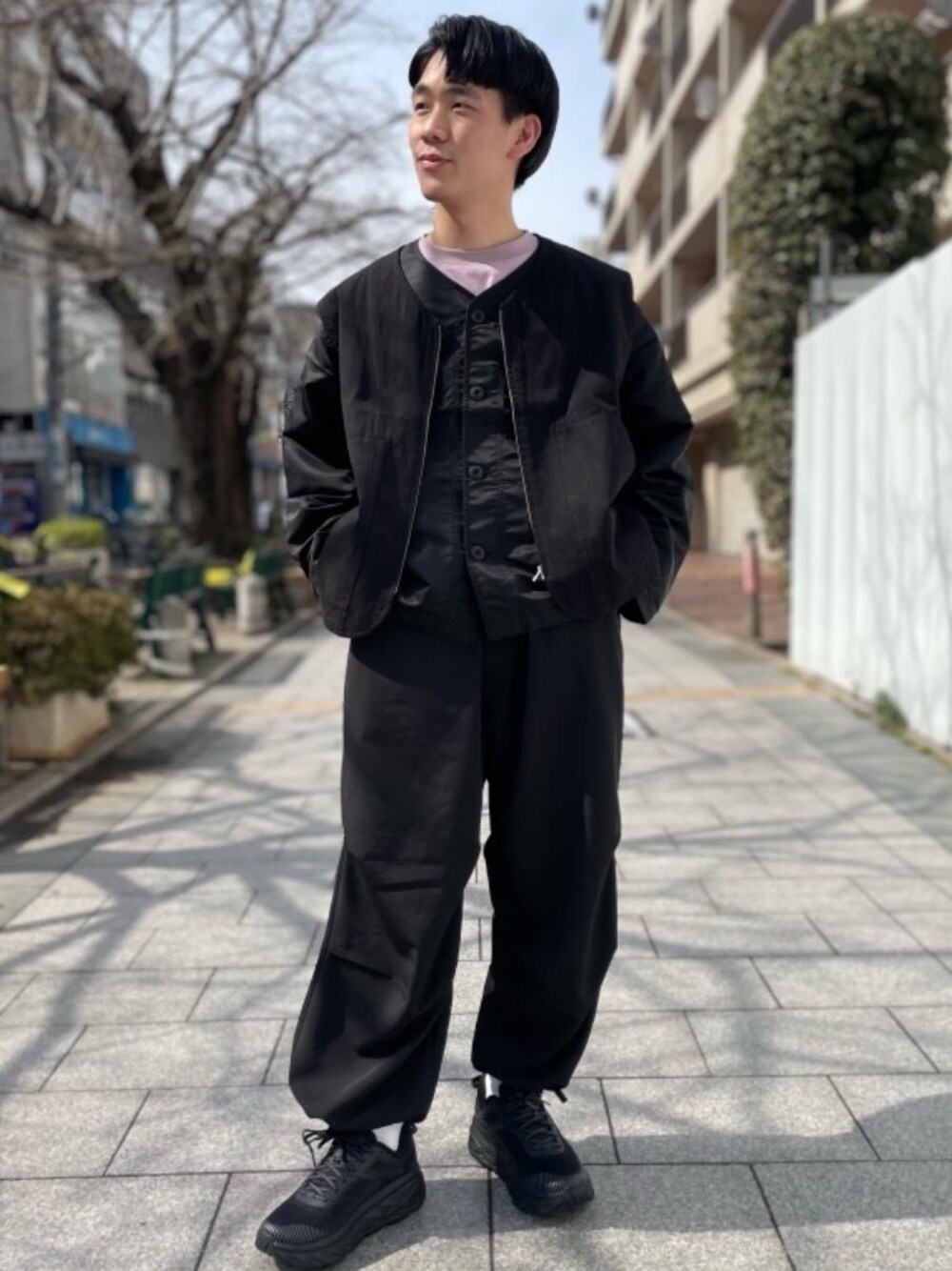 ブラック系のスニーカー、ブラック系のその他パンツ、ピンク系のTシャツ/カットソーを着用したメンズの春コーディネートの1枚目の写真