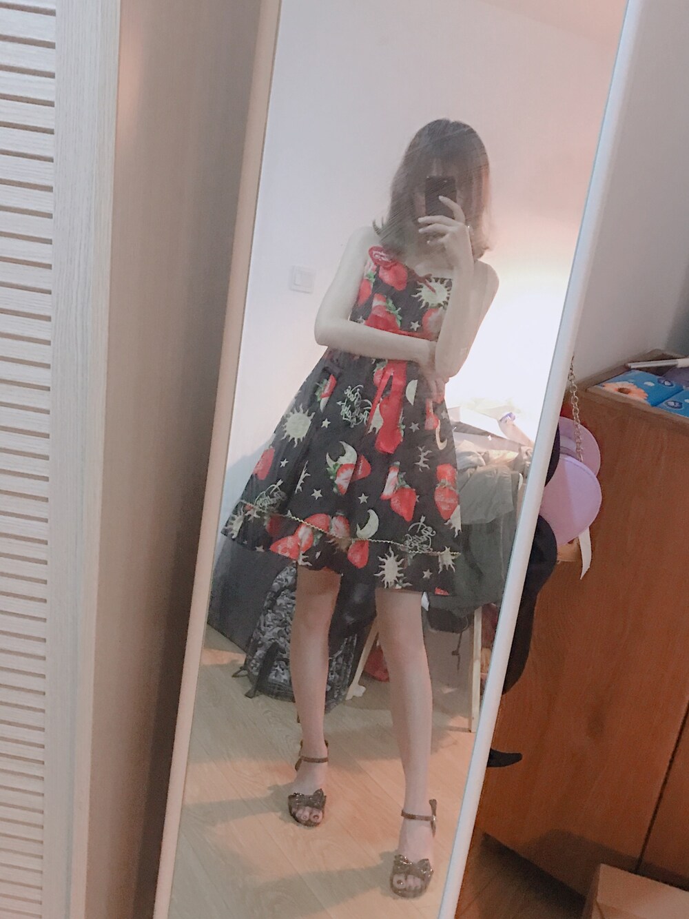 「prettyrockbabyのアイテム（ジャンパースカート、ブラック系）」を使った、jjwongさん（レディース・168cm）の春コーディネートの1枚目の写真