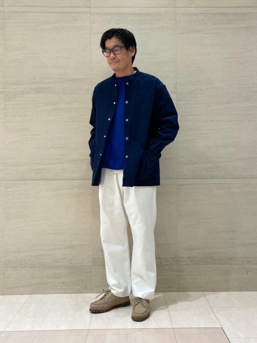 ベージュ系のモカシン/デッキシューズ、ホワイト系のその他パンツ、ブルー系のニット/セーターを着用したメンズの秋コーディネートの1枚目の写真