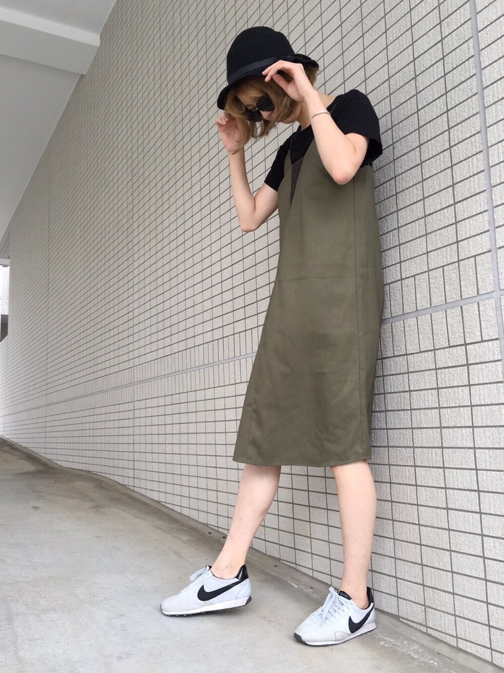 「バケットハット、キャミワンピ、キャミ×Tシャツ、カーキ×黒、カーキ、コルテッツ、黒Tシャツ、ワンピース×スニーカー、七夕、楽チンコーデ」｜「EVRISのオーバーデザインOP（ワンピース、グリーン系）」を使った、小玉ゆういさん（レディース・168cm）の夏コーディネートの1枚目の写真