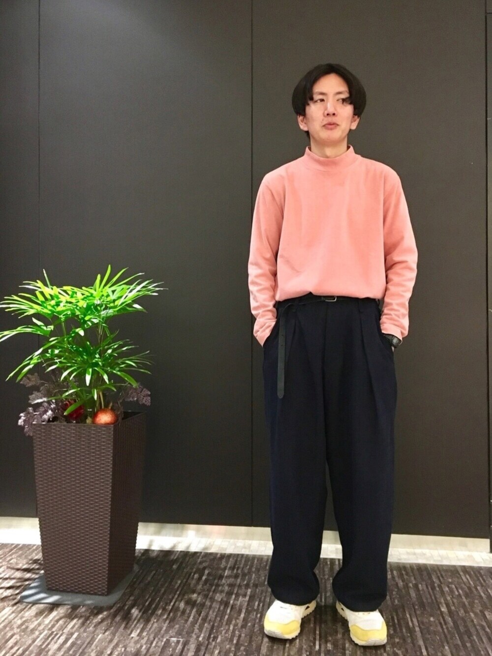 ピンク系のTシャツ/カットソー、ブルー系のその他パンツを着用したメンズの冬コーディネートの1枚目の写真