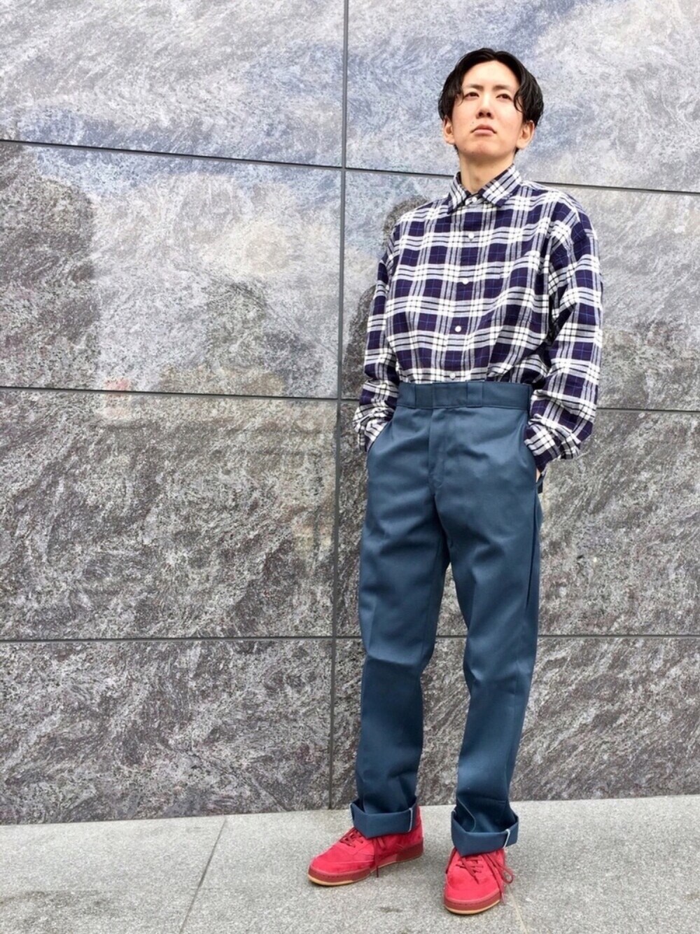 ブルー系のシャツ/ブラウス、グリーン系のチノパンツ、レッド系のスニーカーを着用したメンズの春コーディネートの1枚目の写真