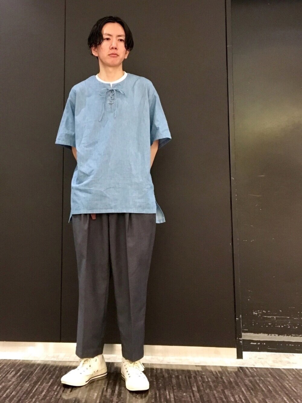 ブルー系のTシャツ/カットソー、グレー系のその他パンツを着用したメンズの春コーディネートの1枚目の写真