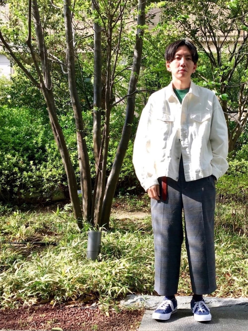 ホワイト系のデニムジャケット、グリーン系のTシャツ/カットソー、ブラック系のその他パンツを着用したメンズの春コーディネートの1枚目の写真