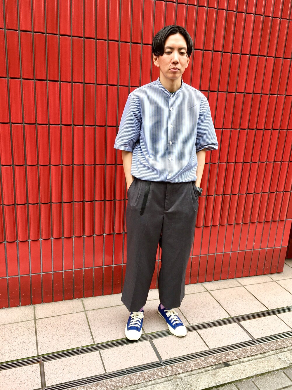 ブルー系のシャツ/ブラウス、グレー系のその他パンツを着用したメンズの夏コーディネートの1枚目の写真