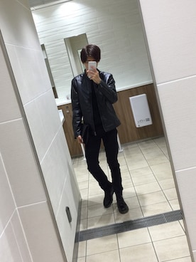 「全身黒」｜「アイテム（ライダースジャケット）」を使った、すはさん（メンズ・176cm）の冬コーディネート