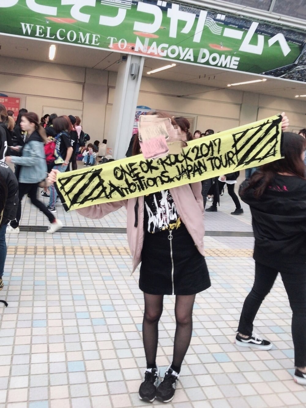 「ONE OK ROCK、ワンオク、ライブ、ライブコーデ、バンT」｜「Bershkaのアイテム（スカート、ブラック系）」を使った、Noさん（レディース・149cm）の春コーディネートの1枚目の写真