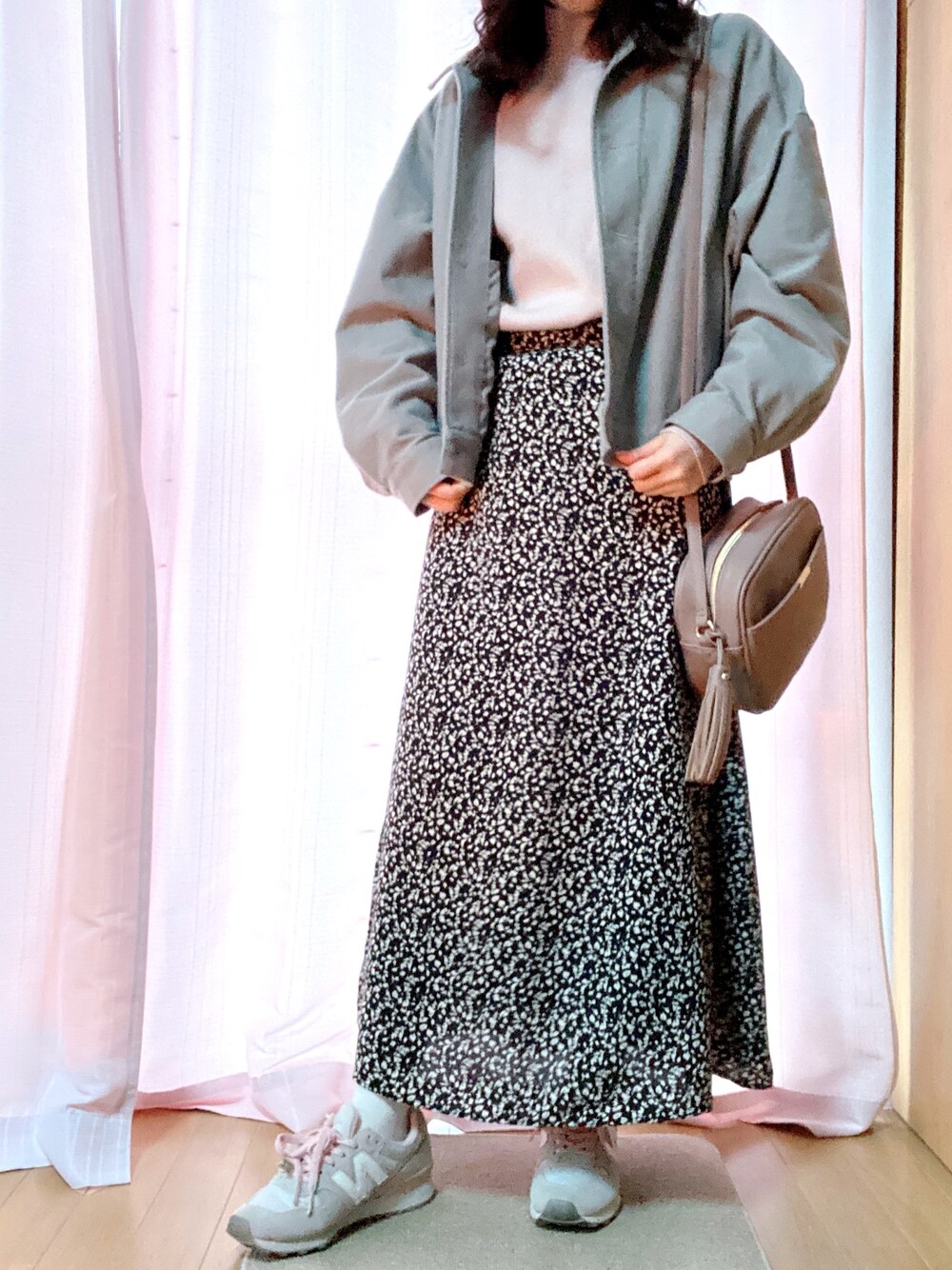 「大人カジュアル、花柄、Honeys、ニューバランス、ユニクロ、ピスタチオ、くすみカラー、低身長」｜「UNIQLOのジャージーリラックスジャケット（その他アウター、グリーン系）」を使った、Noさん（レディース・149cm）の秋コーディネートの1枚目の写真
