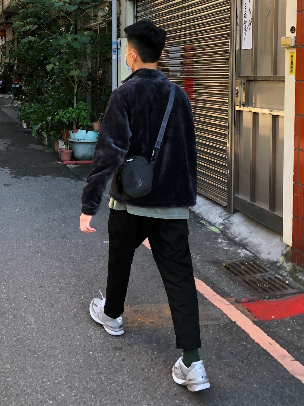 「JKS shop、無印良品、New Balance、palace、UNIQLO」｜「PALACEのアイテム（ショルダーバッグ、ブラック系）」を使った、jsnnさん（メンズ・163cm）の冬コーディネートの1枚目の写真