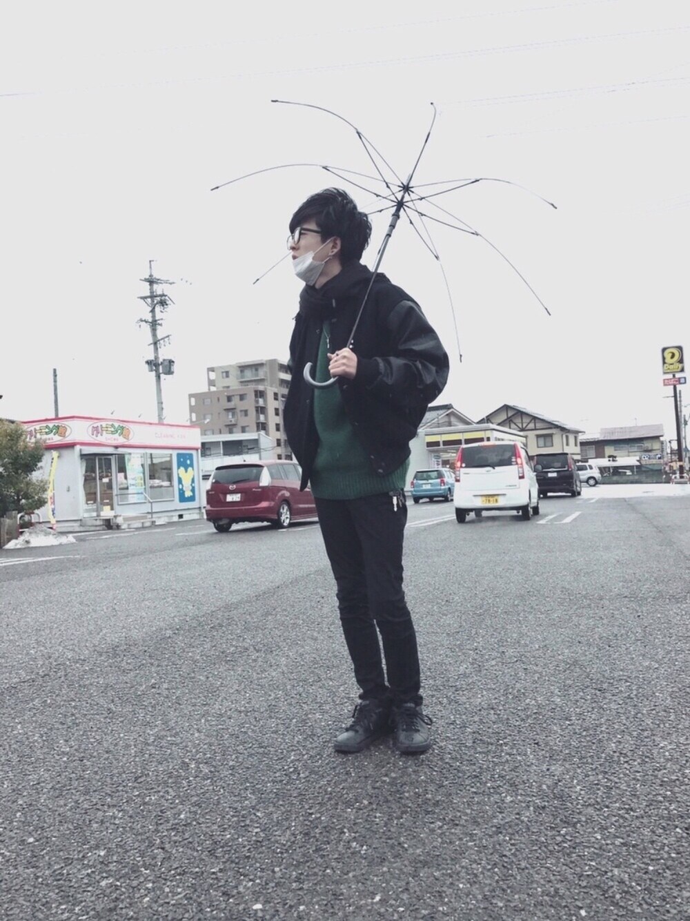 「緑、ニット、休日スタイル、adidas、スニーカー、めがね、黒」｜「おじちゃんからの貰い物のアイテム（ブルゾン、ブラック系）」を使った、（＾ω＾）さん（メンズ・172cm）の冬コーディネートの1枚目の写真