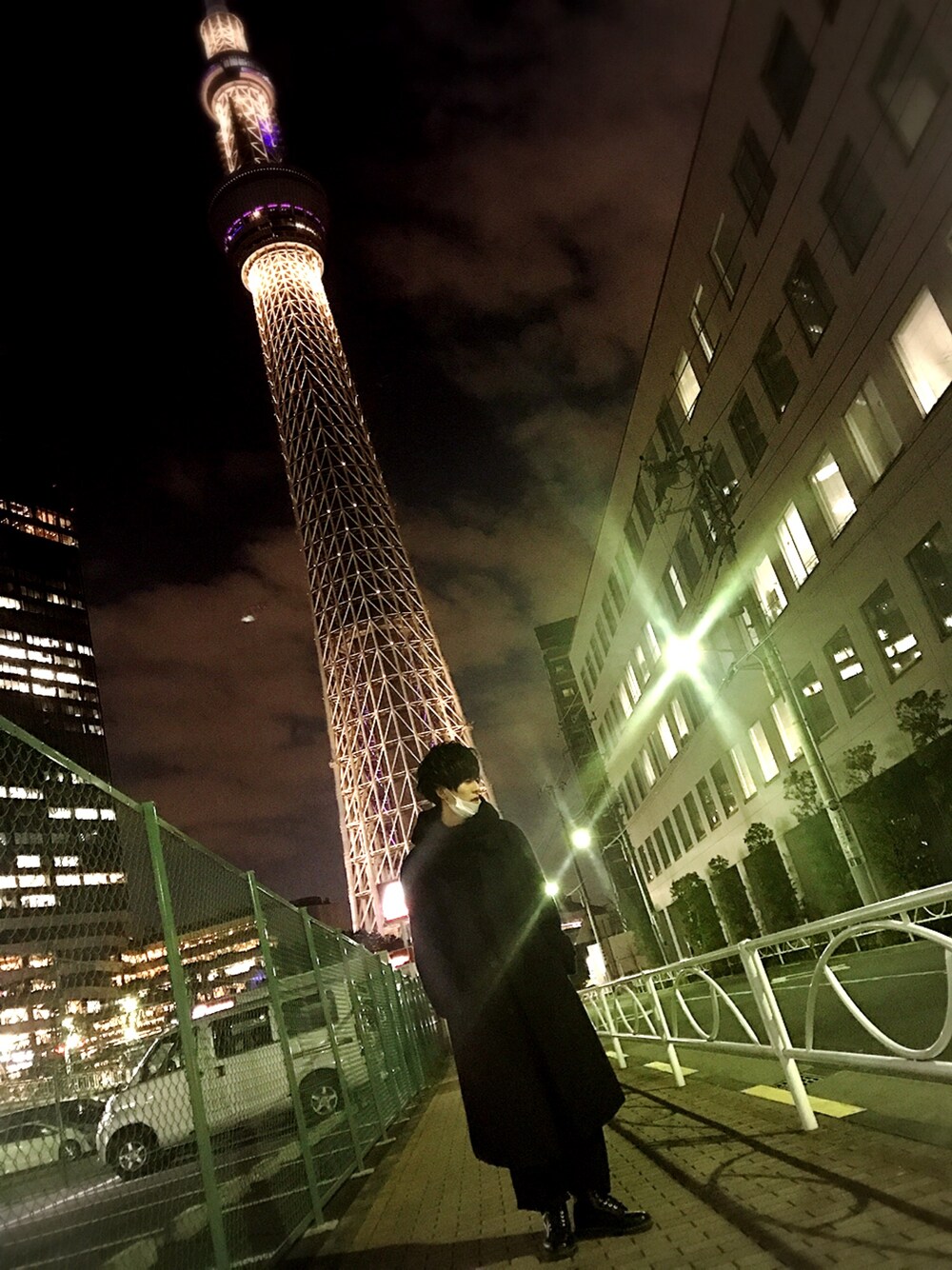 「Dr.Martens、COMME des GARCONS、christian dior、yohjiyamamoto、東京スカイツリー」｜「Yohji Yamamotoのアイテム（パンツ、ブラック系）」を使った、（＾ω＾）さん（メンズ・172cm）の冬コーディネートの1枚目の写真