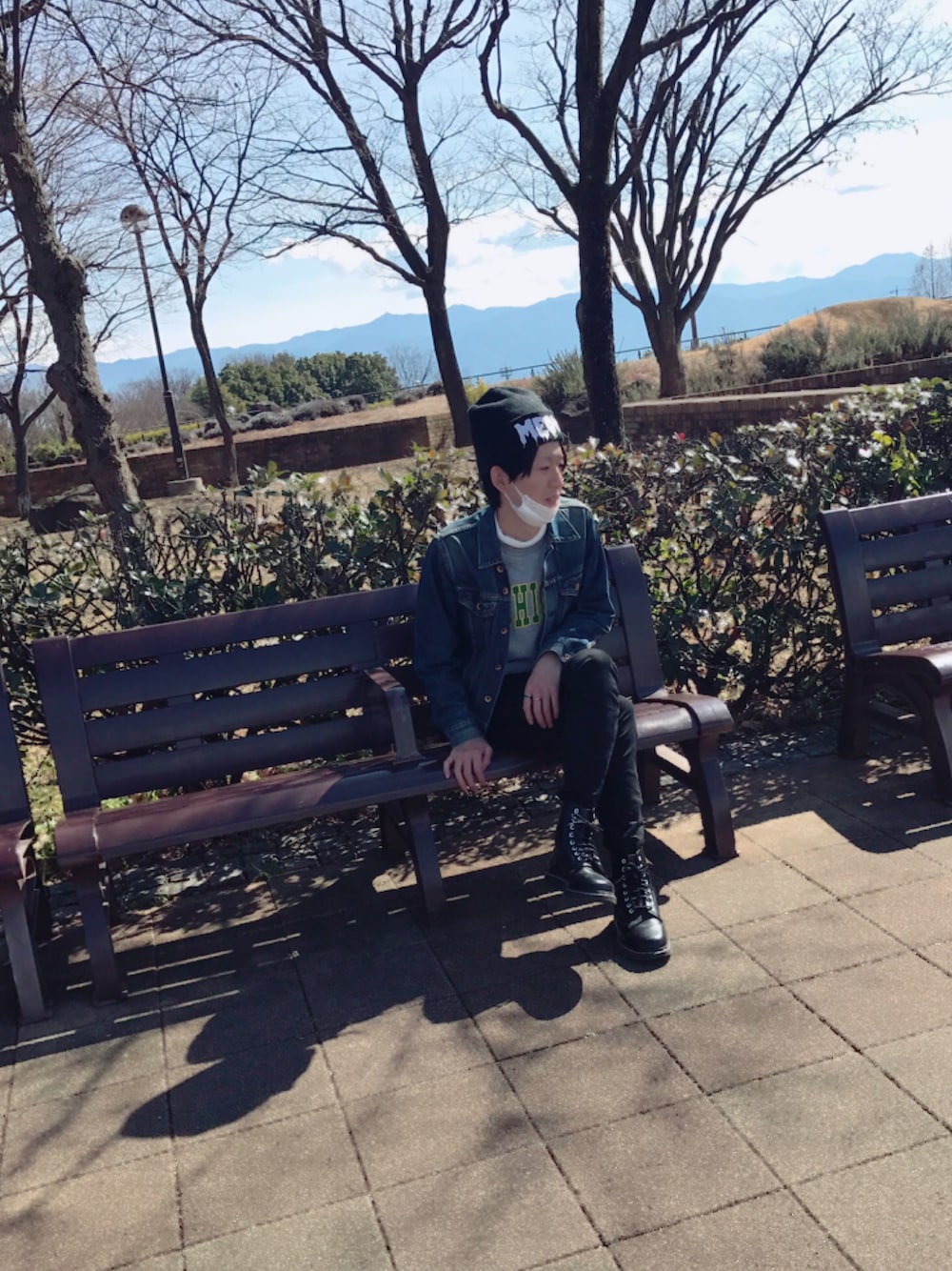「シンプル、スキニー、ニット帽、Gジャン、Dr.Martens、killstar」｜「KILL STARのアイテム（ニットキャップ/ビーニー、ブラック系）」を使った、（＾ω＾）さん（メンズ・172cm）の冬コーディネートの1枚目の写真