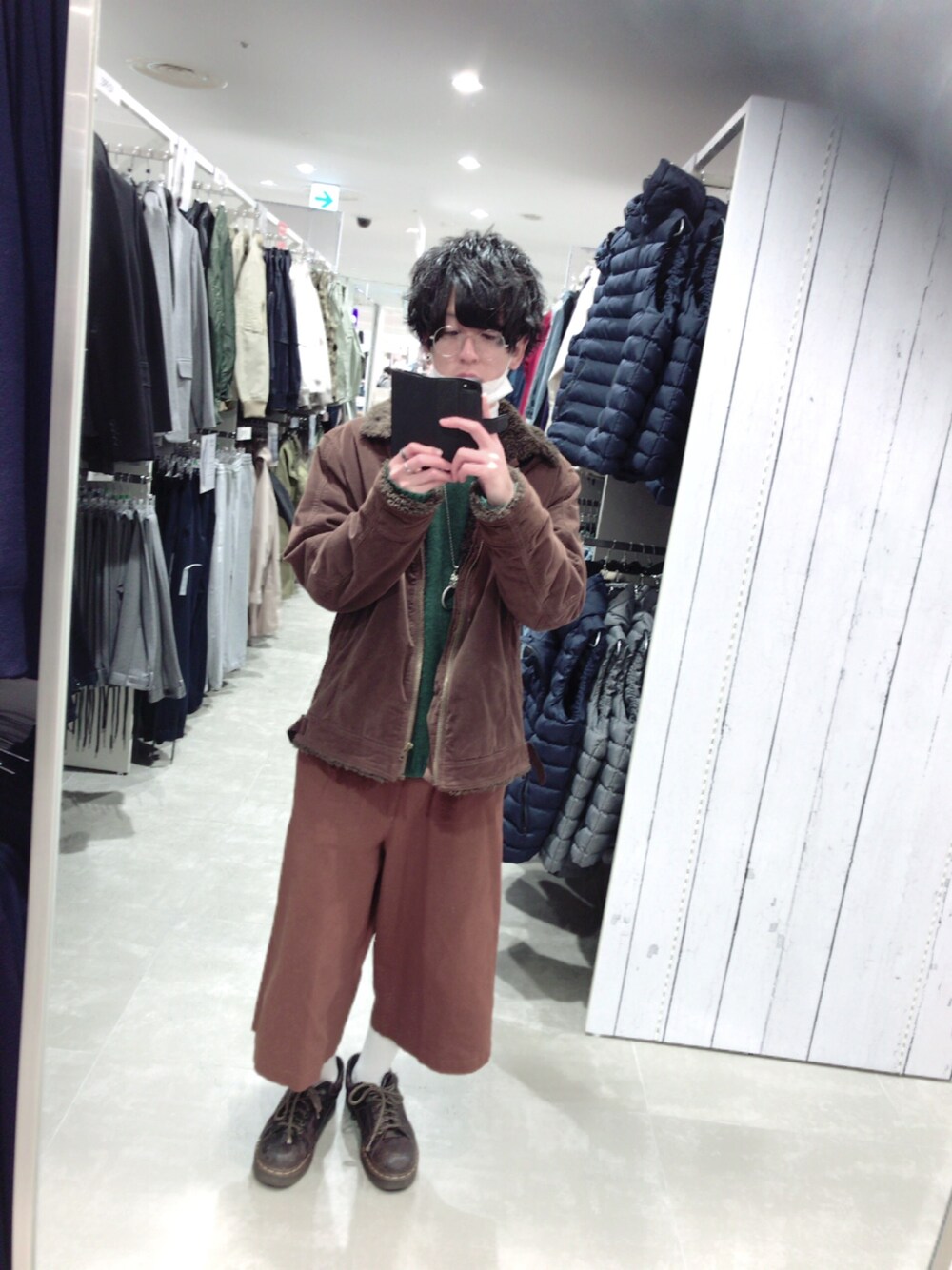 「ブーツ、緑ニット、ニット、ガウチョパンツ、丸メガネ、Dr.Martens、茶色」｜「Dr. Martensのアイテム（ブーツ、ブラウン系）」を使った、（＾ω＾）さん（メンズ・172cm）の春コーディネートの1枚目の写真