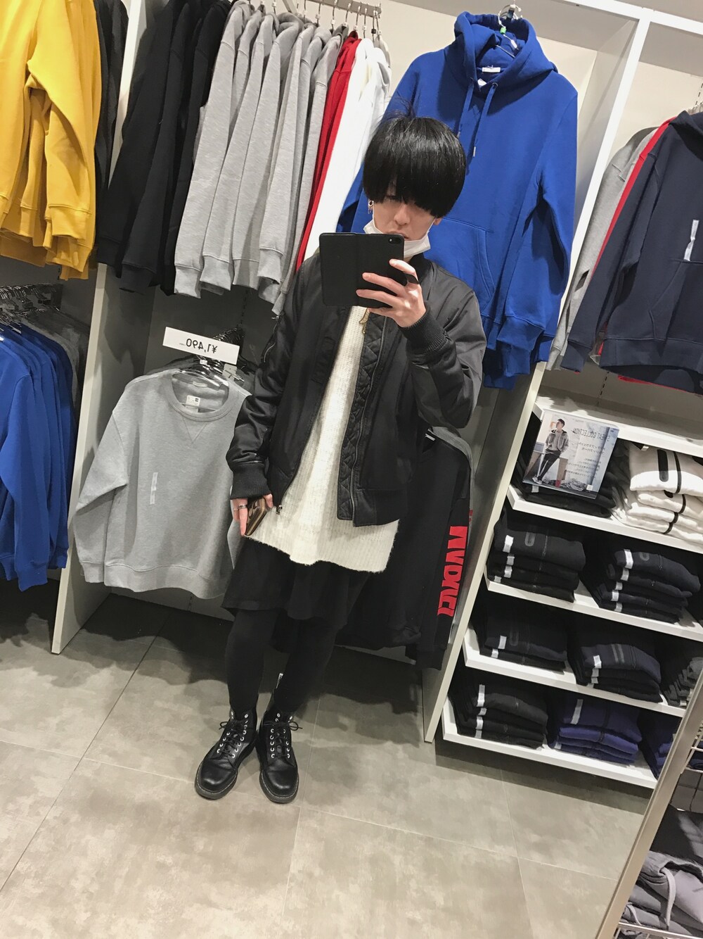 「はるコーデ、MA-1、Dr.Martens、ニット、レギンススカート、黒、白ニット」｜「Dr. Martensのアイテム（ブーツ、ブラック系）」を使った、（＾ω＾）さん（メンズ・172cm）の春コーディネートの1枚目の写真