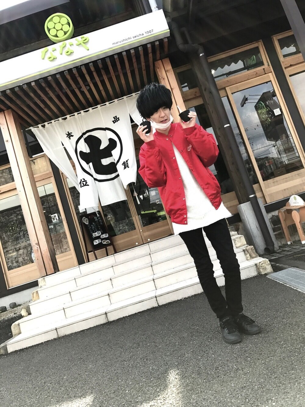 「赤、ニット、スキニー、adidas、スニーカー」｜「adidasのアイテム（スニーカー、ブラック系）」を使った、（＾ω＾）さん（メンズ・172cm）の春コーディネートの1枚目の写真