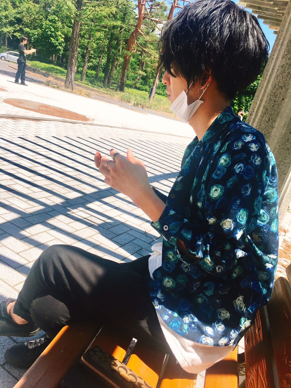 「JOHN LAWRENCE SULLIVAN、スキニーパンツ、夏、スニーカー、adidas」｜「JOHN LAWRENCE SULLIVANのアイテム（テーラードジャケット、ブルー系）」を使った、（＾ω＾）さん（メンズ・172cm）の夏コーディネートの1枚目の写真