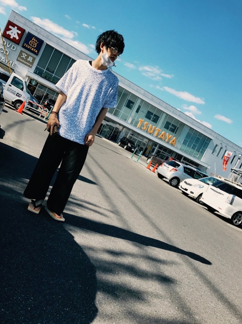 「雪駄、Y's、ワイドパンツ、ちんこ柄、Tシャツ、丸メガネ、古着」｜「Y'sのアイテム（パンツ、グレー系）」を使った、（＾ω＾）さん（メンズ・172cm）の夏コーディネートの1枚目の写真