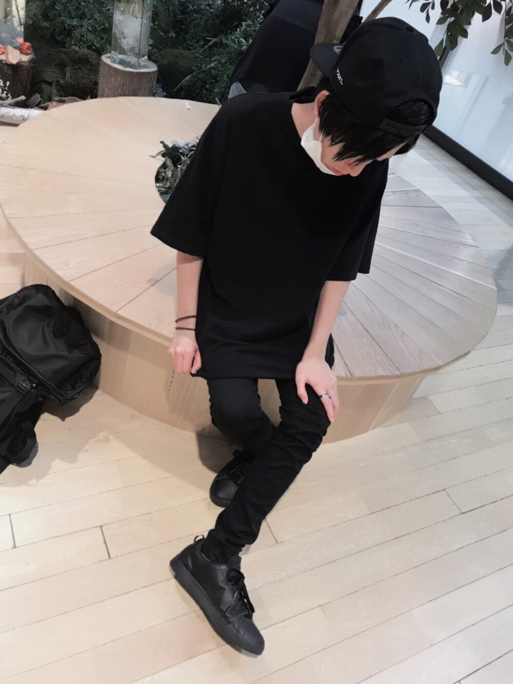 「アマツカミ、キャップ、スニーカー、Tシャツ、黒、スキニー」｜「アマツカミのアイテム（キャップ、ブラック系）」を使った、（＾ω＾）さん（メンズ・172cm）の夏コーディネートの1枚目の写真