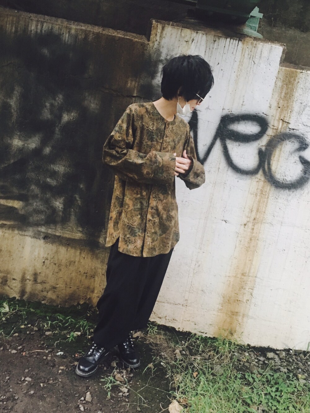 「Dr.Martens、yohjiyamamoto、秋のコーデ、サングラス」｜「Yohji Yamamotoのアイテム（シャツ/ブラウス、その他）」を使った、（＾ω＾）さん（メンズ・172cm）の秋コーディネートの1枚目の写真