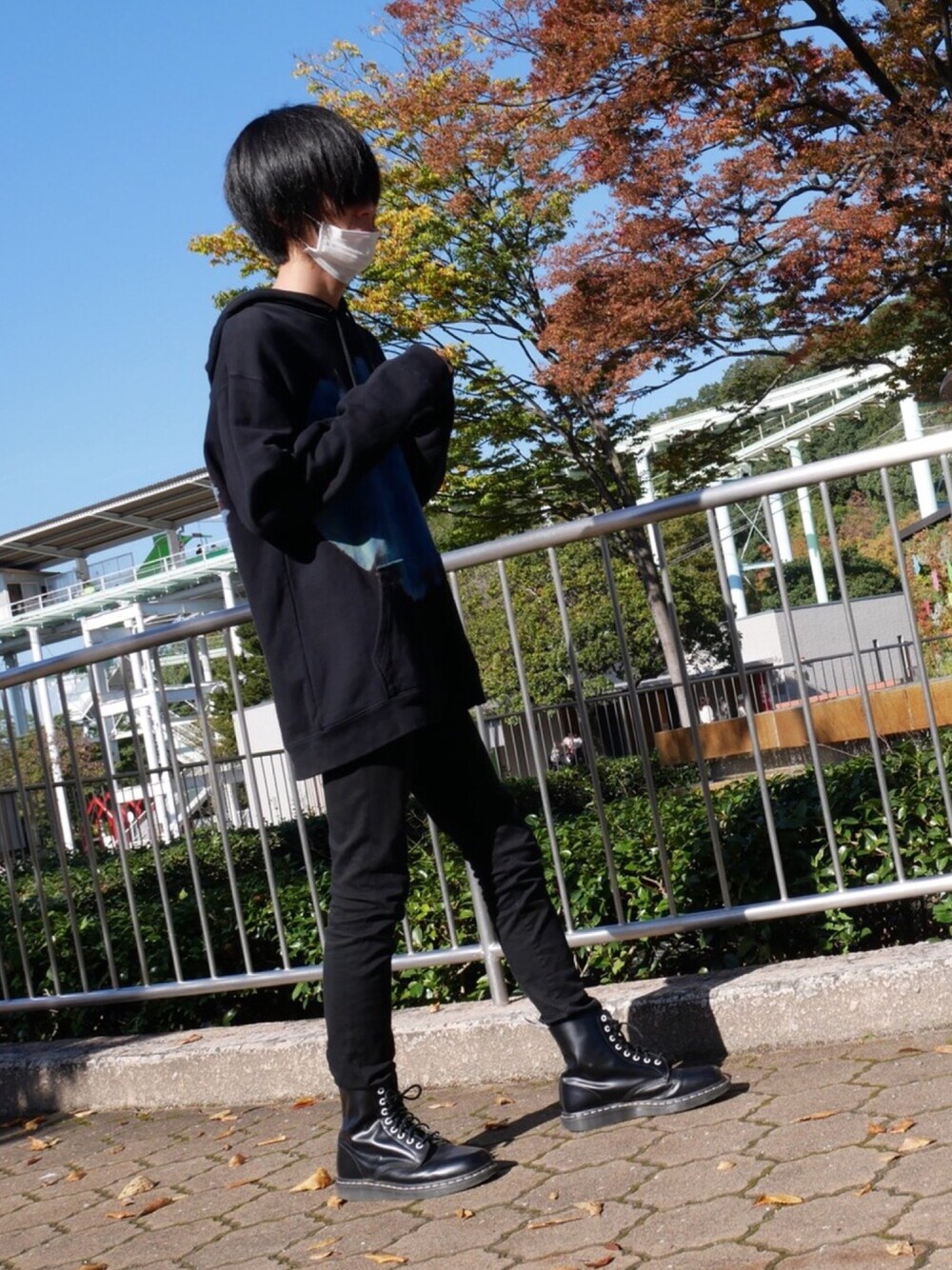 「Dr.Martens、0658、黒、スキニー、ブルゾン」｜「0658のアイテム（パーカー、ブラック系）」を使った、（＾ω＾）さん（メンズ・172cm）の秋コーディネートの1枚目の写真