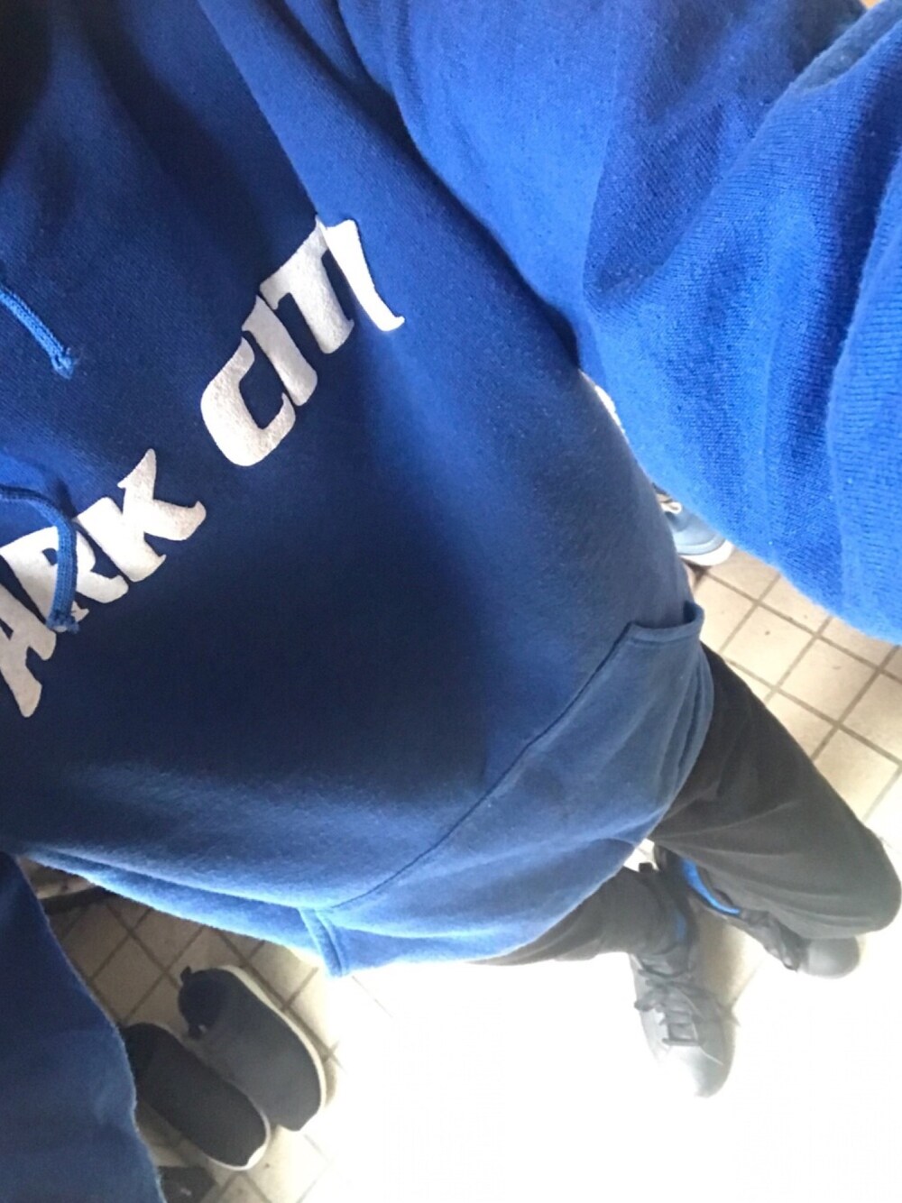 「シンプル、青、パーカー、古着、adidas、スニーカー」｜「古着のアイテム（パーカー、ブルー系）」を使った、（＾ω＾）さん（メンズ・172cm）の秋コーディネートの1枚目の写真