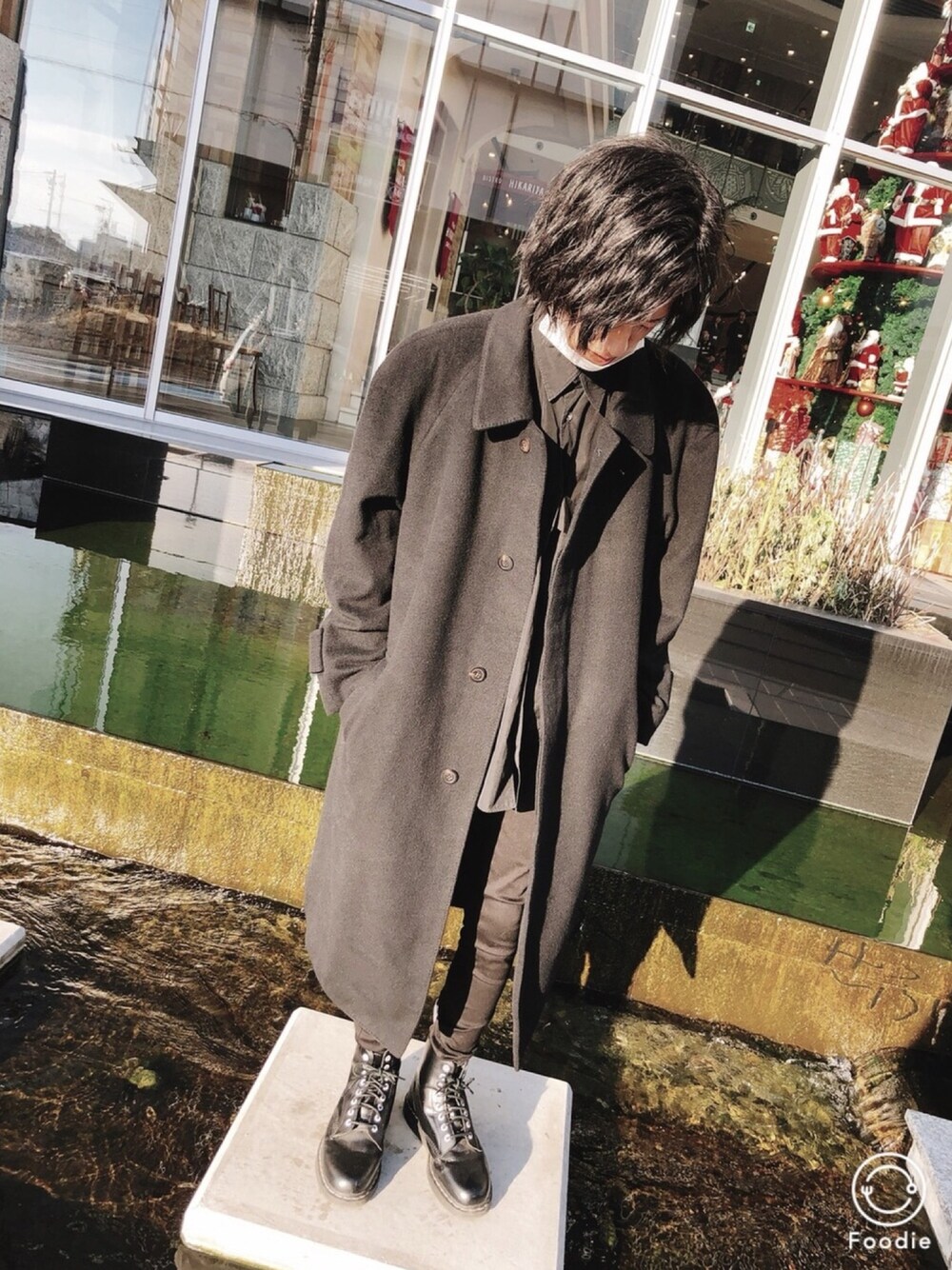 「冬コーデ、真っ黒、黒」｜「Christian Diorのアイテム（チェスターコート、ブラック系）」を使った、（＾ω＾）さん（メンズ・172cm）の冬コーディネートの1枚目の写真