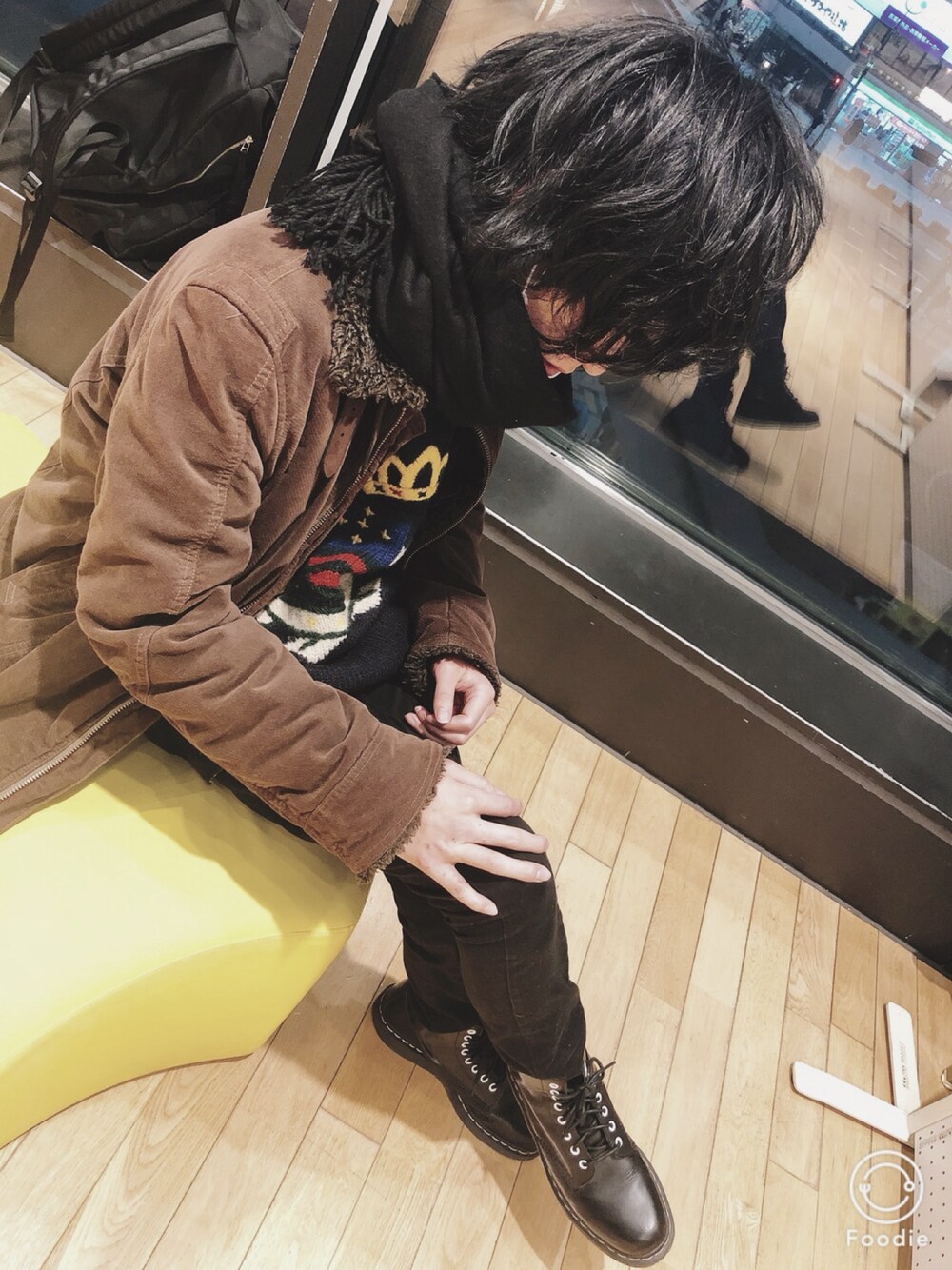 「古着、セーター、冬、ブラウン、Dr.Martens、ムートンジャケット」｜「古着のアイテム（ニット/セーター、ブルー系）」を使った、（＾ω＾）さん（メンズ・172cm）の冬コーディネートの1枚目の写真