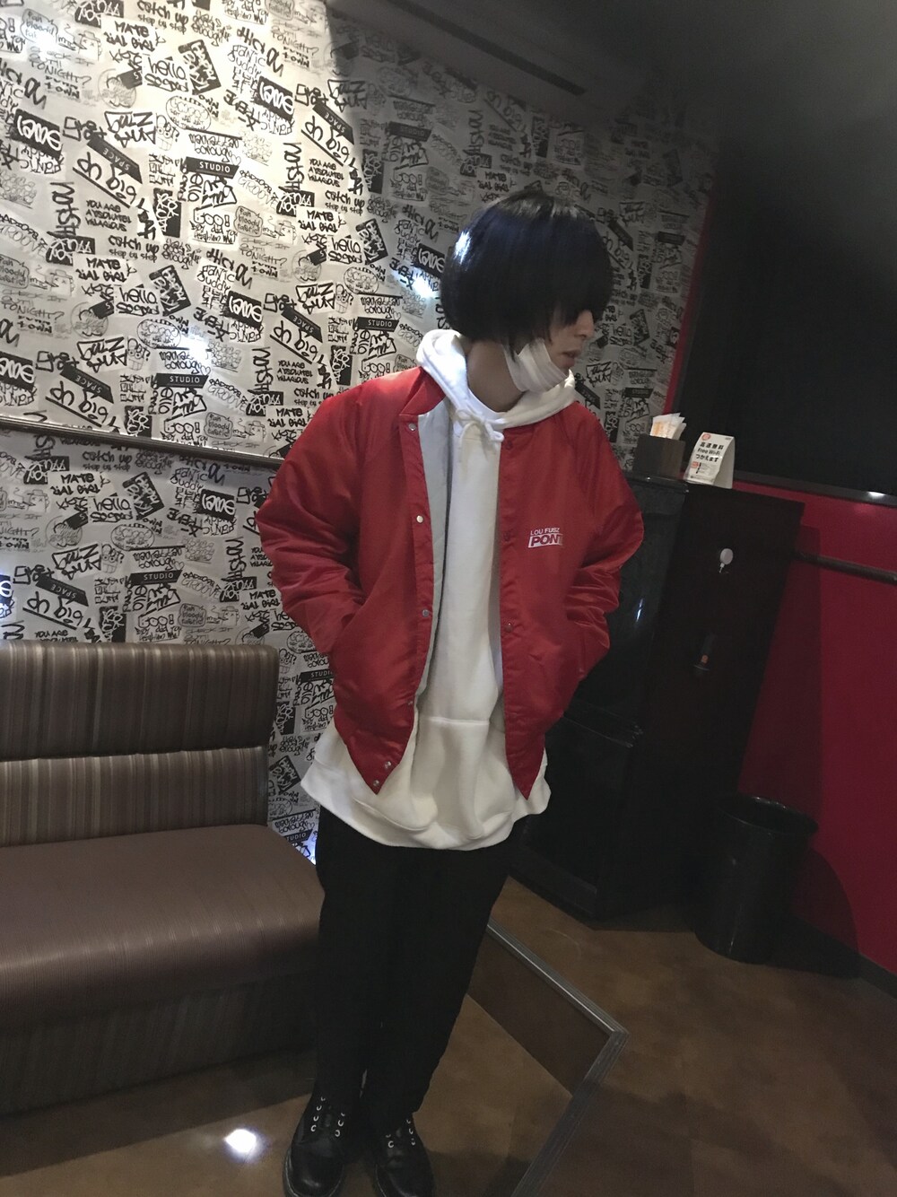 「古着、ナイロンジャケット、スラックス、Dr.Martens、パーカー、おしゃれさんと繋がりたい」｜「古着のアイテム（ナイロンジャケット、レッド系）」を使った、（＾ω＾）さん（メンズ・172cm）の冬コーディネートの1枚目の写真